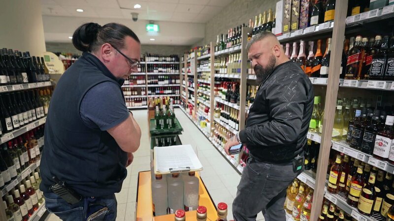 Sascha (li.) und Ibo merken bei der Inventur, dass zehn Flaschen Whiskey fehlen. Sie machen sich auf die Suche. – Bild: RTLZWEI