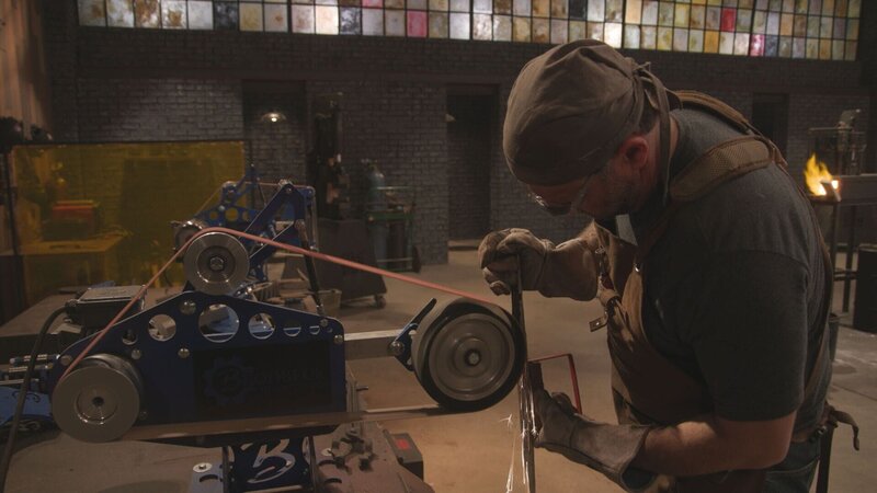 Der Wettbewerber schärft das Metall – Bild: THE HISTORY CHANNEL /​ A+E Networks