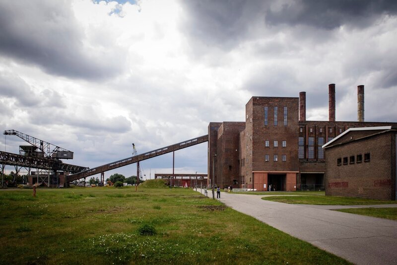 PEENEMUENDE, GERMANY – JULY 05: A general view on the set during the shooting at the Schorfheide for the new local production ‚Wigald & Fritz – Die Geschichtsjaeger‘ by the German TV channel HISTORY on July 5, 2016 in Peenemuende, Germany. – Bild: Getty Images Clemens Bilan