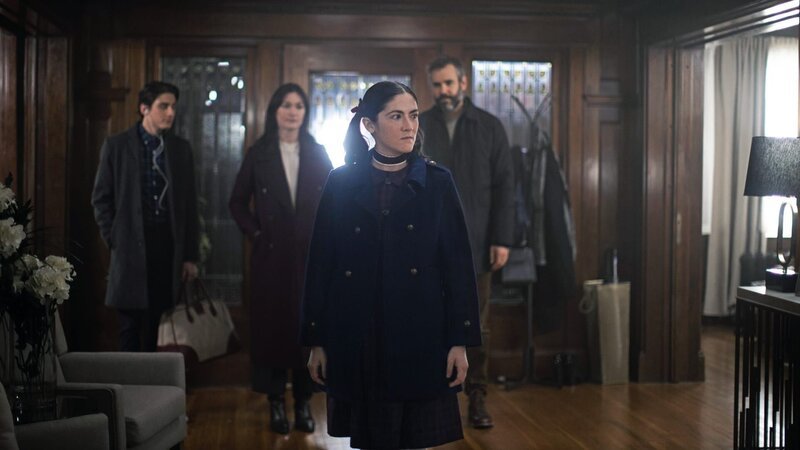 Tricia und Allen freuen sich, als ihre vermisste Tochter zurückkommt. Doch seltsame Ereignisse lassen Tricia zweifeln, ob es wirklich Esther ist. (Foto, v.l.n.r.: Matthew Finlan, Julia Stiles, Isabelle Fuhrman, Rossif Sutherland); Tricia und Allen freuen sich, als ihre vermisste Tochter zurückkommt. Doch seltsame Ereignisse lassen Tricia zweifeln, ob es wirklich Esther ist. (Foto, v.l.n.r.: Matthew Finlan, Julia Stiles, Isabelle Fuhrman, Rossif Sutherland); Tricia und Allen freuen sich, als ihre vermisste Tochter zurückkommt. Doch seltsame Ereignisse lassen Tricia zweifeln, ob es wirklich Esther ist. (Foto, v.l.n.r.: Matthew Finlan, Julia Stiles, Isabelle Fuhrman, Rossif Sutherland) – Bild: Paramount Players, a Division of Paramount Pictures Tricia und Allen freuen sich, als ihre vermisste Tochter zurückkommt. Doch seltsame Ereignisse lassen Tricia zweifeln, ob es wirklich Esther ist. (Foto, v.l.n.r.: Matthew Finlan, Julia Stiles, Isabelle Fuhrman, Rossif Sutherland); Tricia und Allen freuen sich, als ihre vermisste Tochter zurückkommt. Doch seltsame Ereignisse lassen Tricia zweifeln, ob es wirklich Esther ist. (Foto, v.l.n.r.: Matthew Finlan, Julia Stiles, Isabelle Fuhrman, Rossif Sutherland); Tricia und Allen freuen sich, als ihre vermisste Tochter zurückkommt. Doch seltsame Ereignisse lassen Tricia zweifeln, ob es wirklich Esther ist. (Foto, v.l.n.r.: Matthew Finlan, Julia Stiles, Isabelle Fuhrman, Rossif Sutherland) – Bild: Paramount Players, a Division of Paramount Pictures