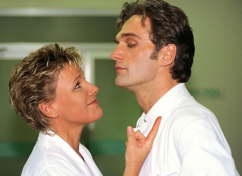Der skandalöse Kuß zwischen Nikola (Mariele Millowitsch) und Dr. Schmidt (Walter Sittler) auf dem Ärzteball sorgt immer noch für Gesprächsstoff … – Bild: RTL