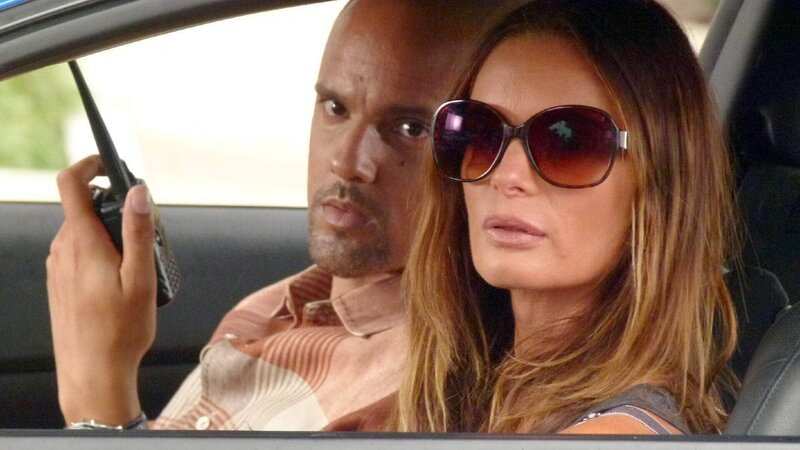 Jesse Porter (Coby Bell) und Fiona Glenanne (Gabrielle Anwar) sind ihrem Partner auf der Schliche. Spielt dieser wieder ein doppeltes Spiel? – Bild: RTL /​ USA Network