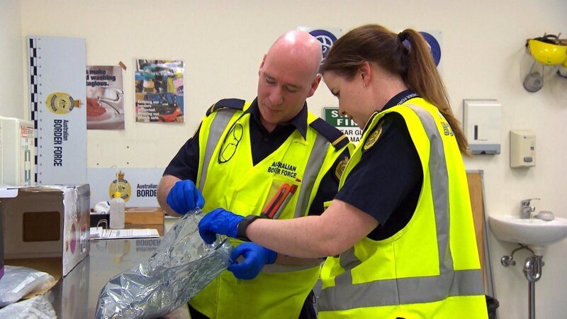Um Verstöße am Flughafen Melbourne zu vermeiden, haben die Zollbeamten alles im Auge, was ungewöhnlich erscheint – Bild: Seven Network (Operations) Limited
