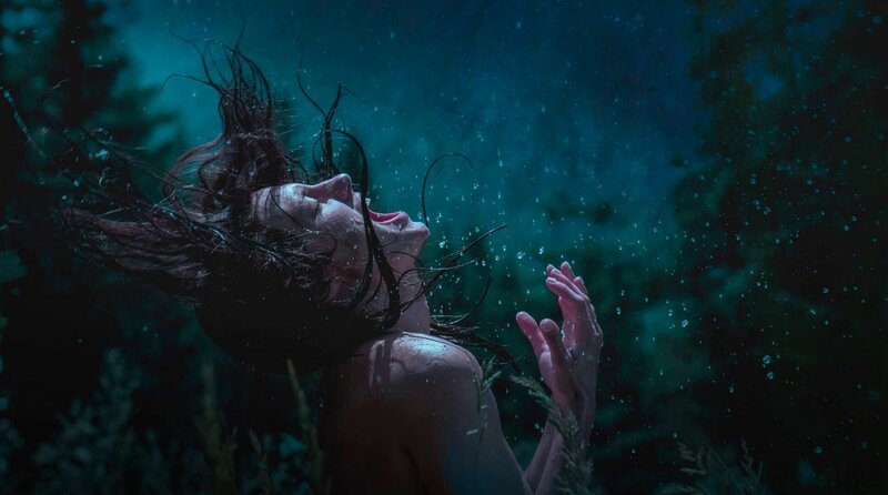 Šarlota (Natália Germáni) gerät in den Bann mysteriöser Geschehnisse.; MDR FERNSEHEN KINO AUS OSTEUROPA: NIGHTSIREN, am Samstag (26.10.24) um 23:20 Uhr. Ab 19.10.2024, 23:20 Uhr in der ARD-Mediathek. Šarlota (Natália Germáni) gerät in den Bann mysteriöser Geschehnisse. © MDR/moloko film, honorarfrei – Verwendung gemäß der AGB im engen inhaltlichen, redaktionellen Zusammenhang mit genannter MDR-Sendung bei Nennung „Bild: MDR/moloko film“ (S2+). MDR/HA Kommunikation, 04360 Leipzig, Tel: (0341) 300 6477 oder – 6463 – Bild: MDR/moloko film Šarlota (Natália Germáni) gerät in den Bann mysteriöser Geschehnisse.; MDR FERNSEHEN KINO AUS OSTEUROPA: NIGHTSIREN, am Samstag (26.10.24) um 23:20 Uhr. Ab 19.10.2024, 23:20 Uhr in der ARD-Mediathek. Šarlota (Natália Germáni) gerät in den Bann mysteriöser Geschehnisse. © MDR/moloko film, honorarfrei – Verwendung gemäß der AGB im engen inhaltlichen, redaktionellen Zusammenhang mit genannter MDR-Sendung bei Nennung „Bild: MDR/moloko film“ (S2+). MDR/HA Kommunikation, 04360 Leipzig, Tel: (0341) 300 6477 oder – 6463 – Bild: MDR/moloko film