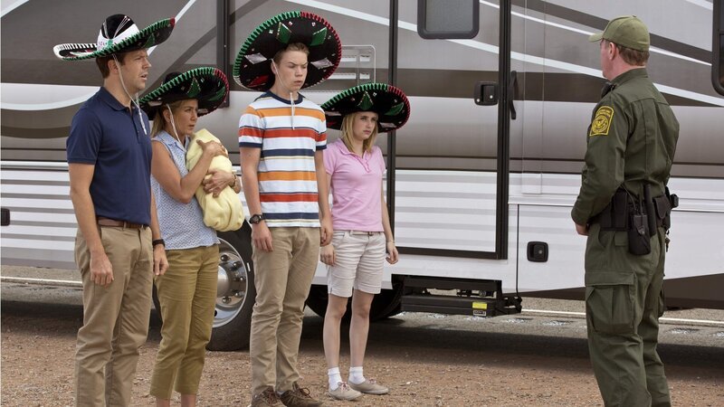 David (Jason Sudeikis, li.) und seine „Familie“ müssen Drogen nach Mexiko schmuggeln … (Foto: Jennifer Aniston, Will Poulter, Emma Roberts); David (Jason Sudeikis, li.) und seine „Familie“ müssen Drogen nach Mexiko schmuggeln … (Foto: Jennifer Aniston, Will Poulter, Emma Roberts) – Bild: RTLZWEI David (Jason Sudeikis, li.) und seine „Familie“ müssen Drogen nach Mexiko schmuggeln … (Foto: Jennifer Aniston, Will Poulter, Emma Roberts); David (Jason Sudeikis, li.) und seine „Familie“ müssen Drogen nach Mexiko schmuggeln … (Foto: Jennifer Aniston, Will Poulter, Emma Roberts) – Bild: RTLZWEI