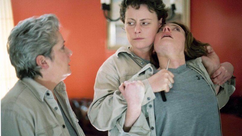 Melanie (Sigrid M. Schnückel, 2.v.re.) erfährt mit Uschis (Barbara Freier, li.) Hilfe von Annabelle (Bettina Lohmeyer) die ganze Wahrheit über Mikes Tod. Mel könnte Annabelle jetzt töten, doch sie verzichtet darauf … – Bild: Richard Hübner