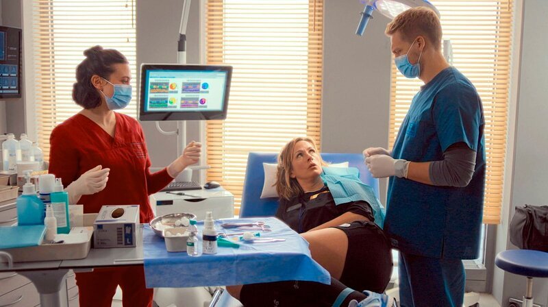 Die Fussball-Schiedsrichterin Steffi Lehmann ist nach einer Auseinandersetzung vom Sportplatz direkt ins Johannes-Thal-Klinikum gekommen und wird von Rebecca Krieger und Mikko Rantala behandelt. – Bild: ARD/​Jens-Ulrich Koch