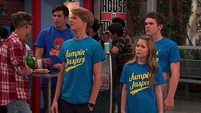 Vorne, l-r: Henry Hart (Jace Norman), Piper Hart (Ella Anderson), Jasper Dunlop (Sean Ryan Fox) – Bild: ViacomCBS