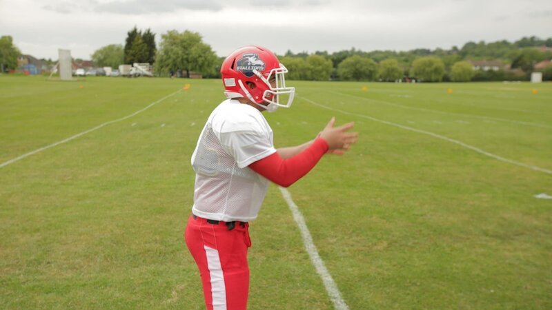 LONDON – The American football players show that a deflated wet ball makes it much easier to catch and handle than a full pumped wet ball. – Bild: The National Geographic Channel