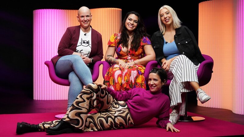 Deep Dating 12 Jahre single: Findet Alain seinen perfekten Match in der Paartherapie? Staffel 2 Folge 6 Moderatorin Gülsha (vorne) und (hinten v.l.n.r.) die Kandidatinnen Rebekka, Larissa und Sarah 2024 – Bild: SRF