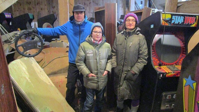 „Mission Besenrein“ unter enormem Zeitdruck: Die Geschwister Bernhard und Gabriele haben von ihrem Vater einen großen Vierkanthof in Oberbayern geerbt: 2.000 Quadratmeter voller Trödel, Autos, Musikboxen, Spielautomaten, Schrott und Müll. Alles muss so schnell wie möglich zu Geld gemacht oder entsorgt werden, denn die Geschwister haben den Vierkanthof bereits verkauft. – Bild: RTL II