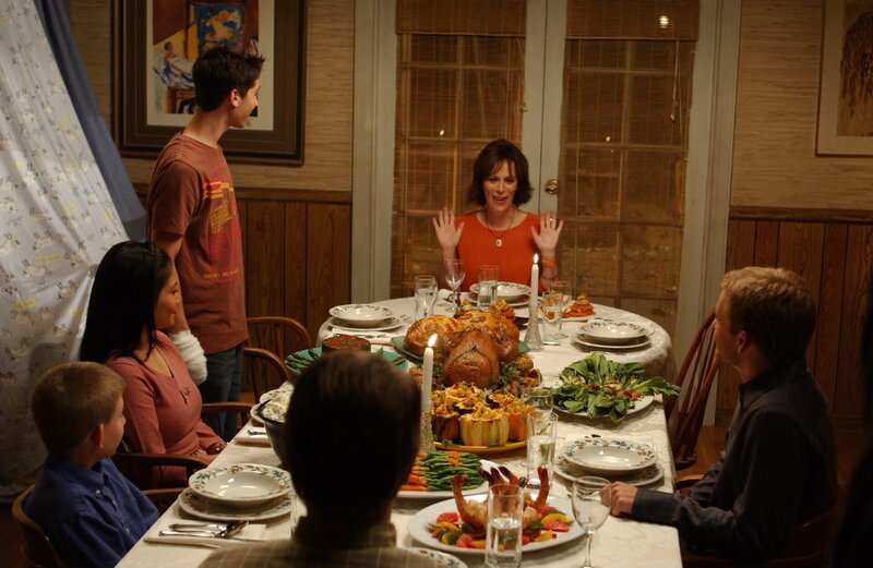 Thanksgiving steht vor der Tür und die ganze Familie versucht, in diesem Jahr ein harmonisches Fest zu feiern – im Gegensatz zu den letzen Jahren … – Bild: ViacomCBS