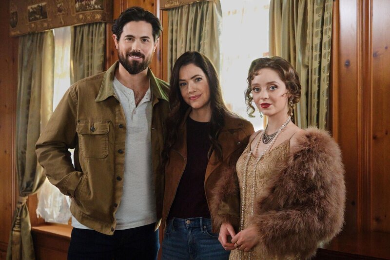 Ein ungewöhnliches Trio: Elliot Barnes (Chris McNally), Anna Vazquez (Julie Gonzalo) (Mitte), Ruby Baker (Madeleine Arthur) (r.) +++ Die Verwendung des sendungsbezogenen Materials ist nur mit dem Hinweis und Verlinkung auf RTL+ gestattet. +++ – Bild: Hallmark Media