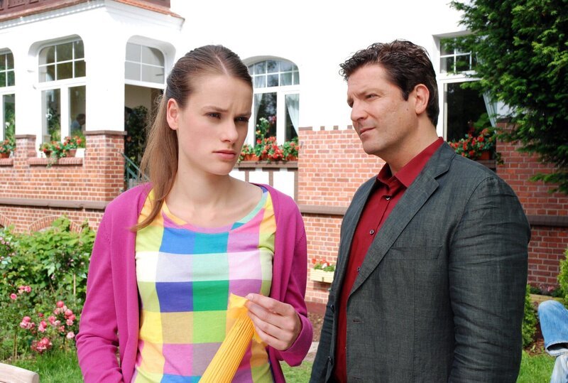 ARD FAMILIE DR. KLEIST, IV. Staffel (13 neue Folgen), Folge 47 „Der Zirkus“, Christian (Francis Fulton Smith, r.) ist damit einverstanden, dass Lisa (Marie Seiser, l.) auszieht. – Bild: MDR