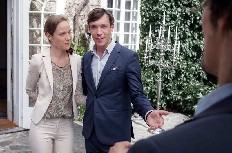 Max begrüßt seine Gäste und macht sie mit Maggie bekannt. – Bild: ARD Degeto/​ServusTV/​SAM Film/​Martin Lusser