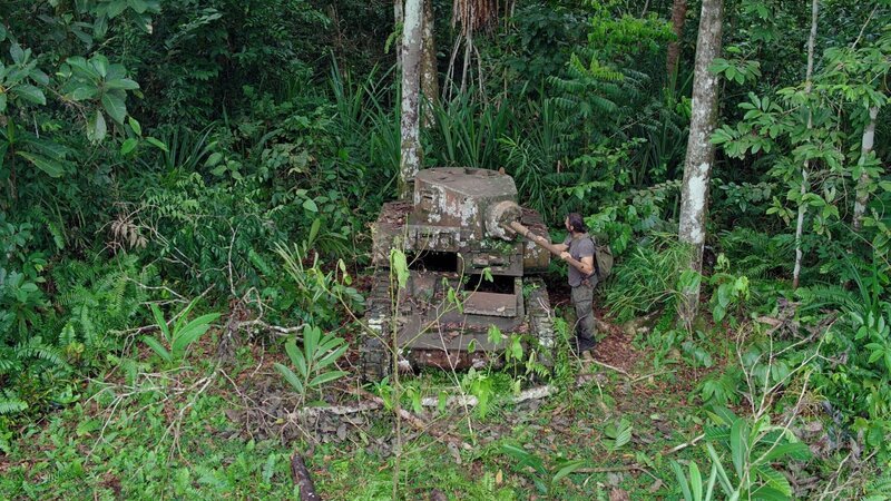 Hazen Audel entdeckt einen alten Panzer im Dschungel. (National Geographic/​Icon Films/​Alex Holden) – Bild: Alex Holden /​ National Geographic/​Icon Films