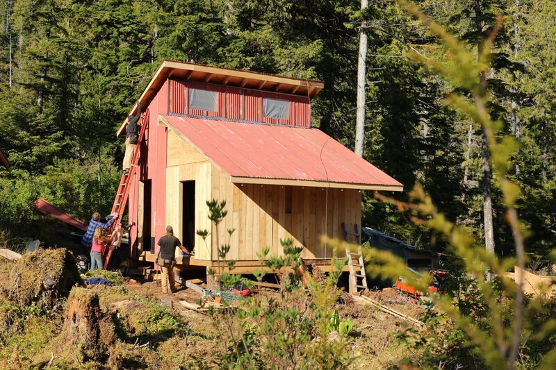 Community members help Hans & Timbi build a duck pen at their home in Port Protection, AK. – Bild: National Geographic Channels /​ Rocco Colonna