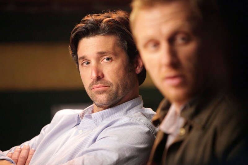 GREY’S ANATOMY – „Slow Night, So Long“ – Derek lands the grant he needs for his clinical trial and all the attendings take him out to Joe’s Bar zu feiern, aber sie bekommen eine Überraschung, als sie jemanden sehen, den sie schon kennen. – Bild: Turner /​ AMERICAN BROADCASTING COMPANIES