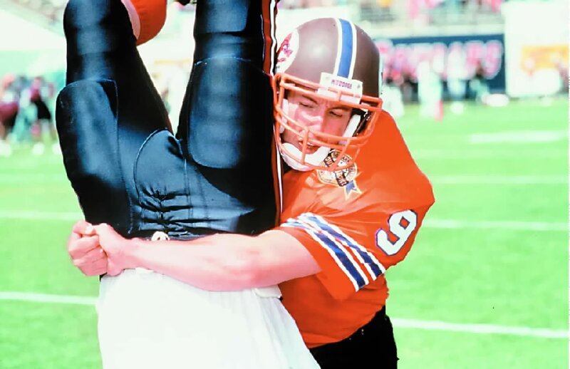 Bobby Boucher (Adam Sandler) wird als Football-Talent entdeckt. – Bild: PRE Bobby Boucher (Adam Sandler) wird als Football-Talent entdeckt. – Bild: PRE