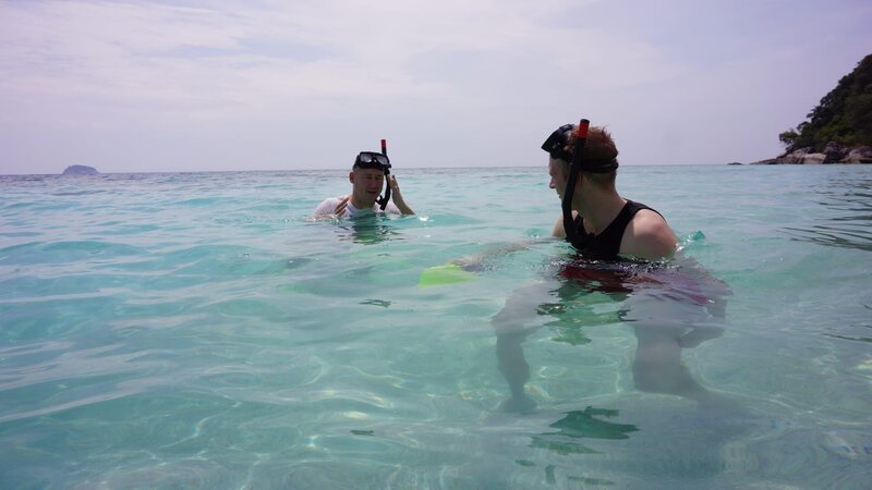 Reiseleiter Bernd und Zweiter Offizier Christian Baumann gehen schnorcheln. Schnorchelguide Ivan ist ihr Begleiter. Bernd hat gelesen, dass Tioman das schönste Schnorchelgebiet Malaysias ist. Die beiden haben Coral Island erreicht, eine kleine unbewohnte Insel, die gut zum Schnorcheln sein soll. Unter Wasser ist allerdings wenig Leben. – Bild: Bewegte Zeiten Filmproduktion GmbH/​BR/​Deborah Stöckle