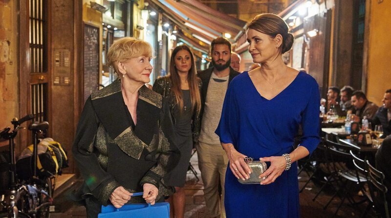 Andrea (Anja Kling, rechts) und ihre Mutter Helga (Christine Schorn) auf Städtereise in Verona. – Bild: ARD Degeto/​BR/​Reiner Bajo