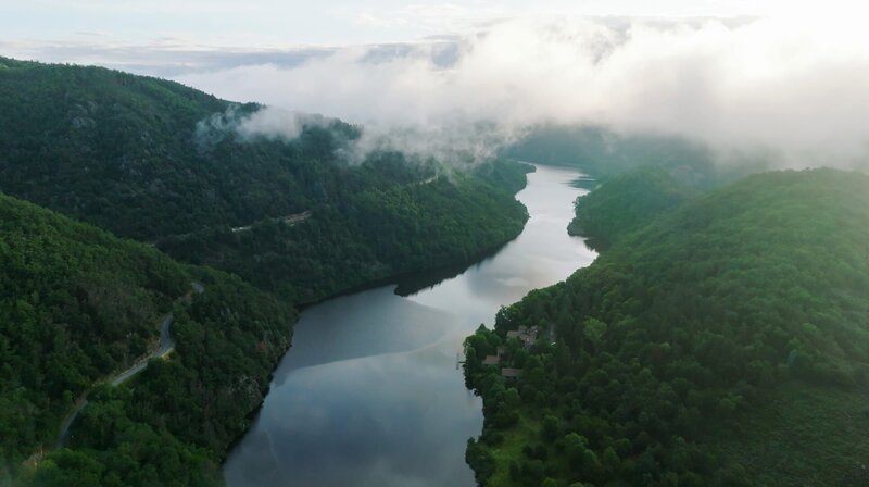 Morgendlicher Nebel in den Loire-Schluchten. – Bild: Felix Korfmann