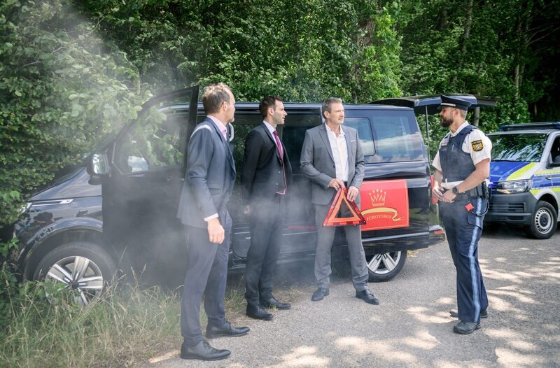 Der Unfall stimmt Christoph (Dieter Bach, 2.v.r.) versöhnlicher und scheint für Julian (Tim Borys, 2.v.l. mit Timo Ben Schöfer, l.) keine schweren Konsequenzen zu haben. – Bild: ARD/​WDR/​Christof Arnold