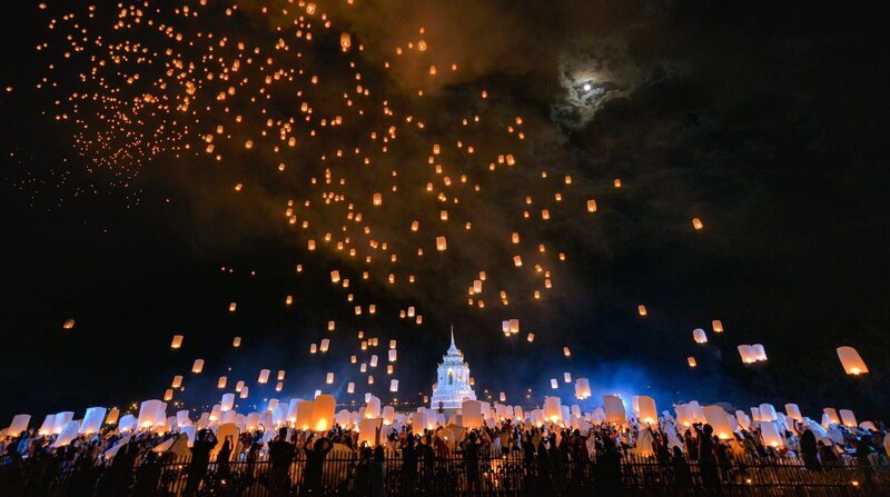 Pure Magie. Einmal im Jahr steigen tausende von Laternen in den Himmel über Chiang Mai auf. – Bild: NDR/Wolfgang Schick Pure Magie. Einmal im Jahr steigen tausende von Laternen in den Himmel über Chiang Mai auf. – Bild: NDR/Wolfgang Schick