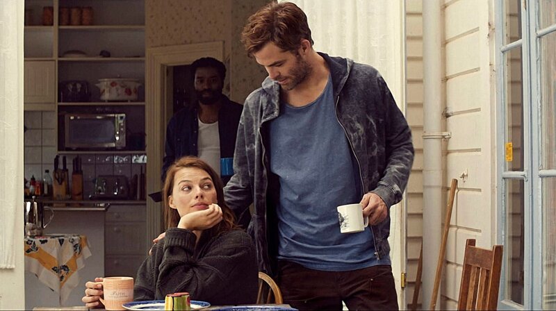 Ann (Margot Robbie) gerät immer mehr in einen Konflikt zwischen ihrer Loyalität zum älteren John und der Anziehung, die der attraktive Caleb (Chris Pine, r.) auf sie ausübt.; MDR FERNSEHEN Z FOR ZACHARIAH – DAS LETZTE KAPITEL DER MENSCHHEIT, „Z for Zacharias“, am Samstag (09.11.24) um 23:30 Uhr. Ab 08.11.2024, 08:00 Uhr in der ARD-Mediathek. Ann (Margot Robbie) gerät immer mehr in einen Konflikt zwischen ihrer Loyalität zum älteren John und der Anziehung, die der attraktive Caleb (Chris Pine, r.) auf sie ausübt. © MDR/Tiberius Film GmbH, honorarfrei – Verwendung gemäß der AGB im engen inhaltlichen, redaktionellen Zusammenhang mit genannter MDR-Sendung bei Nennung „Bild: MDR/Tiberius Film GmbH“ (S2+). MDR/HA Kommunikation, 04360 Leipzig, Tel: (0341) 300 6477 oder – 6463 – Bild: MDR/Tiberius Film GmbH Ann (Margot Robbie) gerät immer mehr in einen Konflikt zwischen ihrer Loyalität zum älteren John und der Anziehung, die der attraktive Caleb (Chris Pine, r.) auf sie ausübt.; MDR FERNSEHEN Z FOR ZACHARIAH – DAS LETZTE KAPITEL DER MENSCHHEIT, „Z for Zacharias“, am Samstag (09.11.24) um 23:30 Uhr. Ab 08.11.2024, 08:00 Uhr in der ARD-Mediathek. Ann (Margot Robbie) gerät immer mehr in einen Konflikt zwischen ihrer Loyalität zum älteren John und der Anziehung, die der attraktive Caleb (Chris Pine, r.) auf sie ausübt. © MDR/Tiberius Film GmbH, honorarfrei – Verwendung gemäß der AGB im engen inhaltlichen, redaktionellen Zusammenhang mit genannter MDR-Sendung bei Nennung „Bild: MDR/Tiberius Film GmbH“ (S2+). MDR/HA Kommunikation, 04360 Leipzig, Tel: (0341) 300 6477 oder – 6463 – Bild: MDR/Tiberius Film GmbH