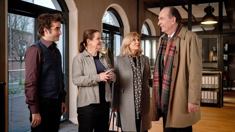 (v.l.n.r.) Thomas Zuhse (Oliver Wnuk), Gudrun Wohlers (Katrin Pollitt), Isabel von Brede (Sabine Postel) und Markus Gellert (Herbert Knaup) haben Grund zu Feiern. – Bild: ARD/​Boris Laewen