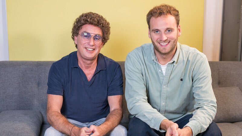 Psychologe Dr. Leon Windscheid (r.) und Comedian Atze Schröder (l.), der sich selbst als harmoniesüchtig beschreibt. – Bild: Markus Hertrich