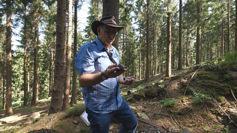 Bodendenkmalpfleger Wolfgang Wegener findet immer noch Kriegsspuren im Wald. – Bild: ZDF/​Sebastian Felsch