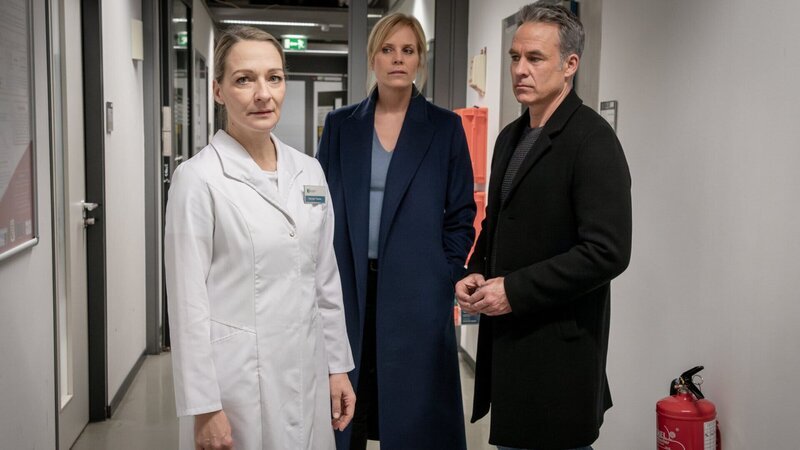 Laborassistentin Hannah Thieme hat ihre Chefin erschlagen im Labor gefunden. Im Bild von links: Hannah Thieme (Anika Mauer), Ina (Melanie Marschke) und Jan (Marco Girnth) – Bild: Steffen Junghans