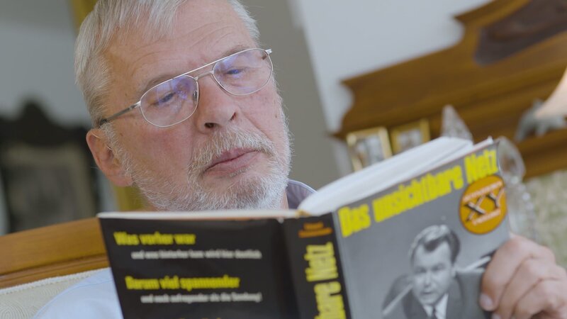 Peter Hohl war von 1967 bis 1979 Co-Moderator von „Aktenzeichen XY … ungelöst“. Die Sendung brachte die Polizei auf die Spur des Attentäters. – Bild: Friedle