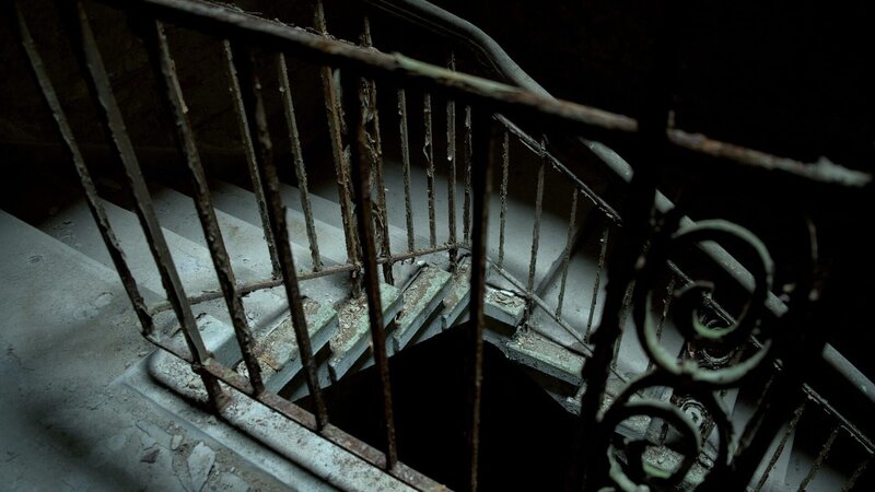 Das Treppenhaus der Dampfwäscherei von Beelitz-Heilstätten. Hier reinigte deutsches Personal Uniformen und Krankenhauswäsche der sowjetischen Armee. – Bild: ZDF und Yousif Al-Chalabi