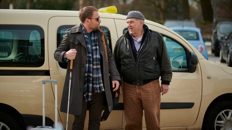 Der IT-Analyst Jan Olsmer (Max Riemelt, l.) bittet wenige Tage vor Weihnachten den Hamburger Taxifahrer Axel Parschke (Dietmar Bär, r.) ihn ins Erzgebirge zu fahren, da sein Zug ausgefallen ist. – Bild: Felix Abraham