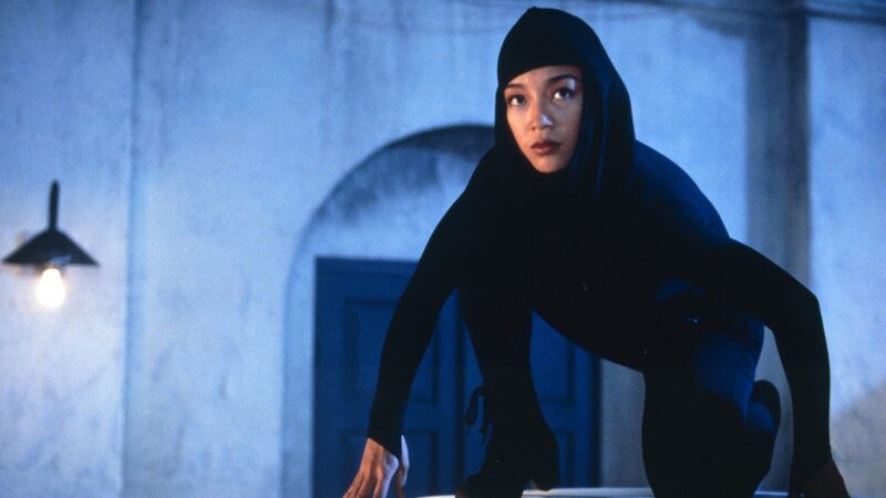 Die Reporterin Chun-Li Zang (Ming-Na Wen) will sich an General Bison rächen und versucht, seinen Aufenthaltsort ausfindig zu machen. – Bild: Capcom Co.