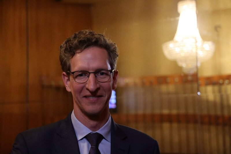 Die Psychologische Psychotherapeutin Isabella Helmreich vom Leibniz-Institut für Resilienzforschung hinterfragt, ob Resilienz Selbstoptimierungswahn oder Selbstfürsorge ist.; Diesmal verrät uns der Experimentelle Physiker Peter Hommelhoff von der Friedrich-Alexander-Universität Erlangen-Nürnberg, wie man größte Kontrolle über Elektronen gewinnt. – Bild: BR/​Benedikt Preisinger