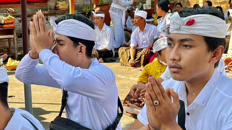 Im Tempel erbitten Gläubige den Beistand der Götter, besonders zu Galungan. – Bild: NDR/​Autentic Production/​Martin Schacht