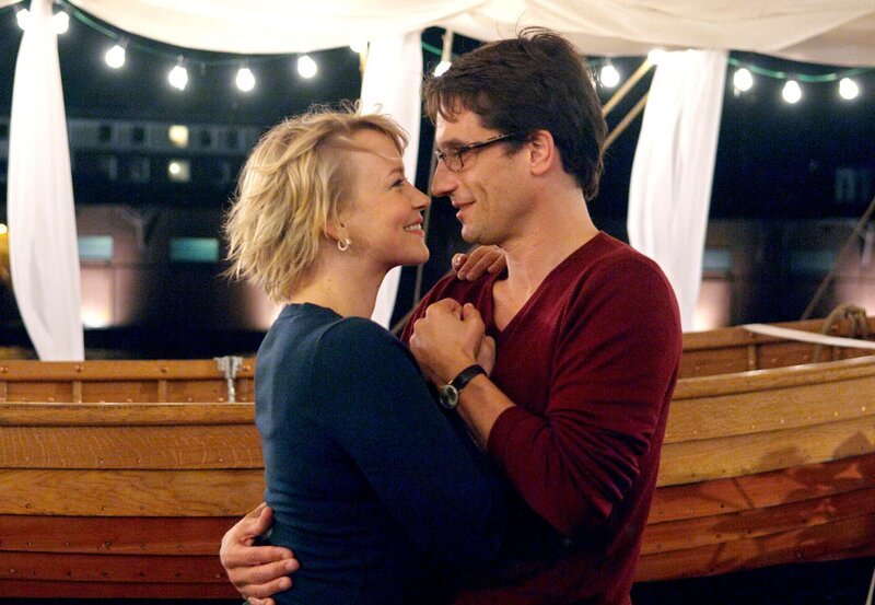 NDR Fernsehen LIEBE IM HALTEVERBOT, am Samstag (09.05.15) um 20:15 Uhr. Michael (Oliver Mommsen) hat seine Frau Renate (Floriane Daniel) zum Hochzeitstag überrascht. – Bild: NDR/ARD Degeto/Sandra Hoever NDR Fernsehen LIEBE IM HALTEVERBOT, am Samstag (09.05.15) um 20:15 Uhr. Michael (Oliver Mommsen) hat seine Frau Renate (Floriane Daniel) zum Hochzeitstag überrascht. – Bild: NDR/ARD Degeto/Sandra Hoever
