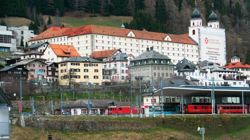 Kloster Disentis – im Vordergrund der Bahnhof. – Bild: SWR/​Alexander Schweitzer