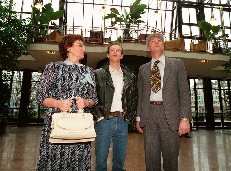 Ein gewonnenes Preisausschreiben führt Familie Becker in ein First Class-Hotel. Für Hilde (Alice Hoffmann), Heinz (Gerd Dudenhöffer) und Stefan (Gregor Weber) wird der Ausflug in die Welt des Luxus und der feinen Manieren zu einem Erlebnis besonderer Art. – Bild: SWR/​WDR/​Hajo Hohl