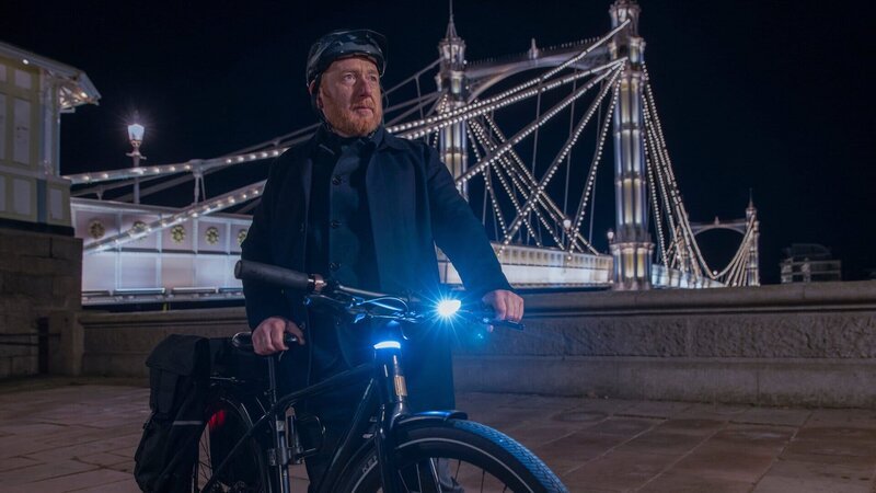 DI Max Arnold (Adrian Scarborough) ermittelt im Umfeld der Chelsea Bridge. – Bild: BBC Studios 2023
