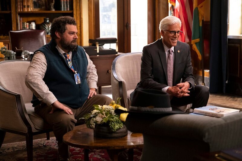 MR. MAYOR -- „Avocado Crisis“ Episode: 107 -- Pictured: (l-r) Bobby Moynihan as Jayden,Ted Danson as Mayor Neil Bremer -- (Photo by: Colleen Hayes/​NBC) – Bild: NBC /​ Colleen Hayes/​NBC /​ Episodic /​ 2020 NBCUniversal Media, LLC.