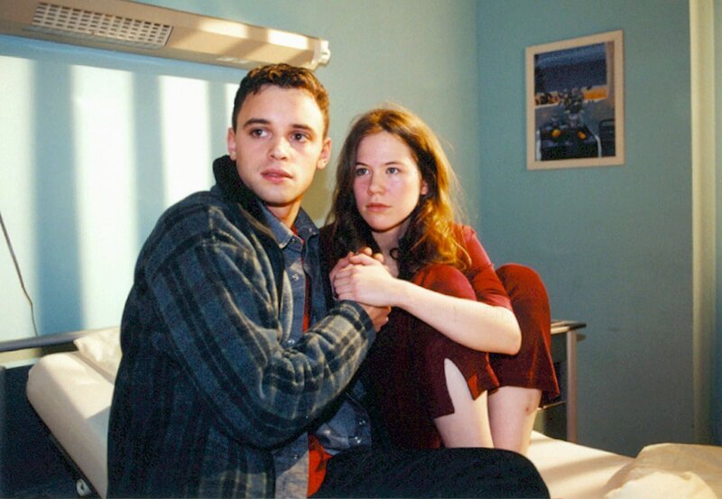 30 Uhr. Florian (Frederic Komp) muss sich zwischen der Radrennkarriere und der Liebe zu Regina (Kathrin Lindner) entscheiden. – Bild: NDR/​MDR/​Laue