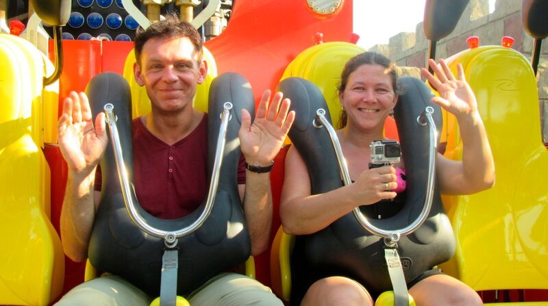 Miriam und Helmut Eberle sind auf der Insel Hon Tre bei Nah Trang in Vietnam. Die Insel ist der Europapark Vietnams. Sie fahren mit den Fahrgeschäften und genießen den spaßigen Ausflug. – Bild: BR/​Bewegte Zeiten GmbH/​Antonia Köpp