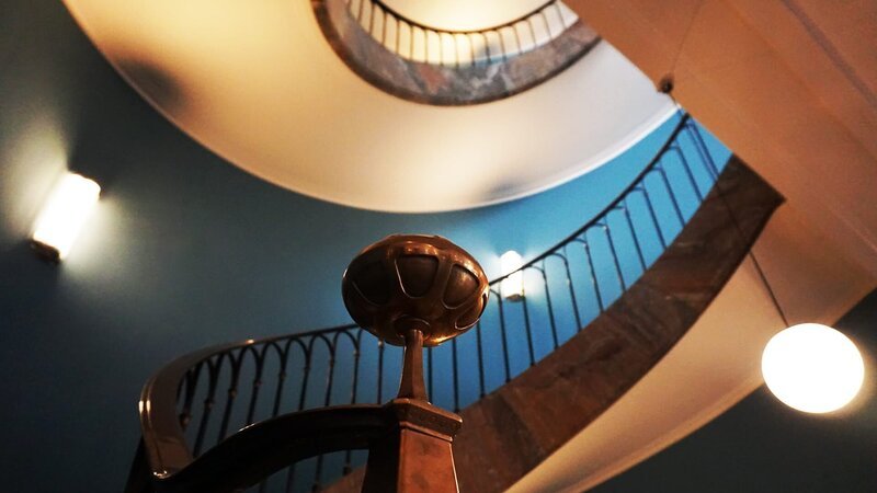 Hitlers Lieblingshotel: originales Treppenhaus im Hotel „Elephant“ in Weimar, gebaut 1937/​1938. – Bild: Jana Schmick