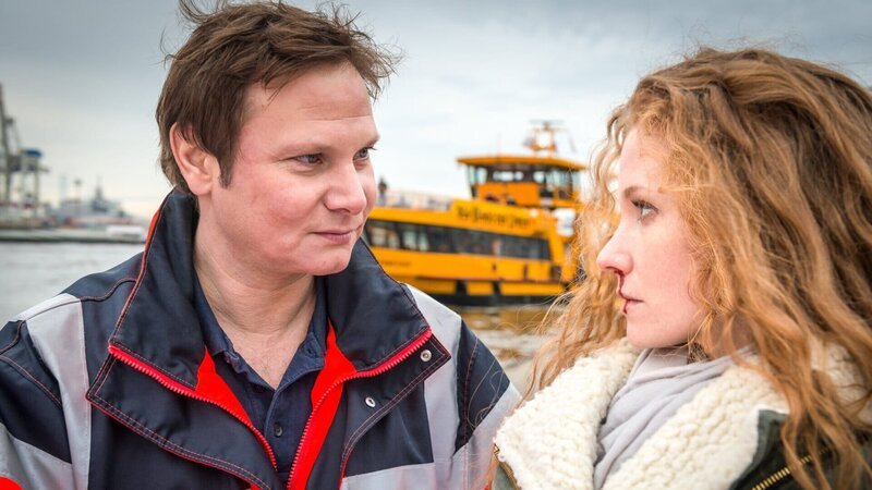 Dr. Haase (Fabian Harloff, l.) hat sich in seine Patientin Milla Heitmann (Sina-Valeska Jung, r.) verliebt. – Bild: Boris Laewen