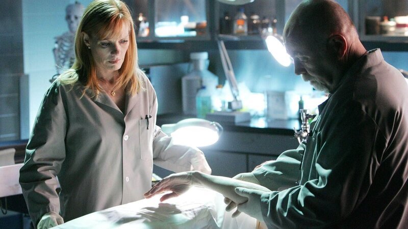 Der Tod von Margo Dorton bereitet Catherine (Marg Helgenberger, li.) und Doc Robbins (Robert David Hall) Kopfzerbrechen. – Bild: TVNOW /​ CBS