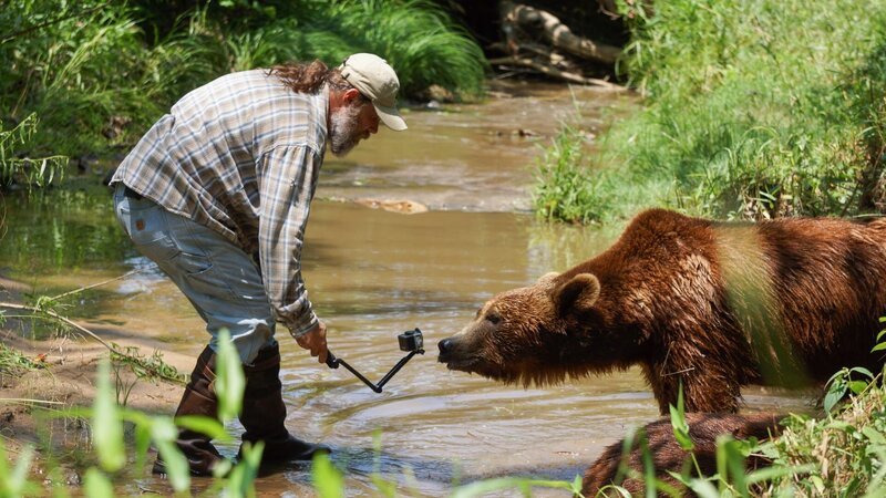 Jeff shows bear the Go-Pro. – Bild: Discovery Communications.